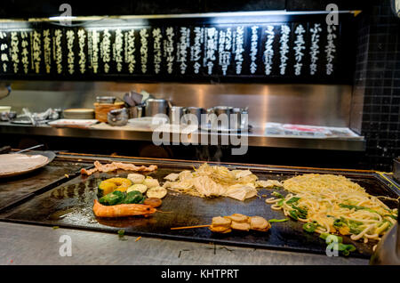 Kyoto Japan - Oktober 2017 - Koch, Okonomiyaki in Kyoto, Japan Stockfoto