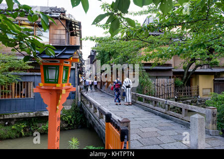 Kyoto Japan - Oktober 2017 - japanisches Paar mit Kimono vor Schrein Beten Stockfoto