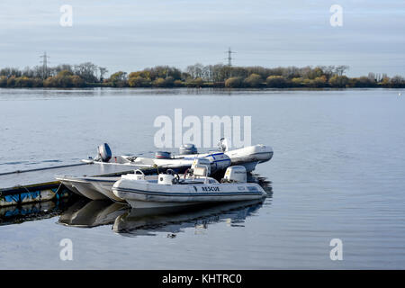 Rescue Schnellboote vertäut am Steg im chasewater Country Park, November 2017 Stockfoto