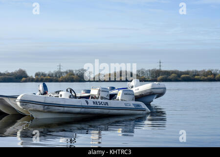 Rescue Schnellboote vertäut am Steg im chasewater Country Park, November 2017 Stockfoto