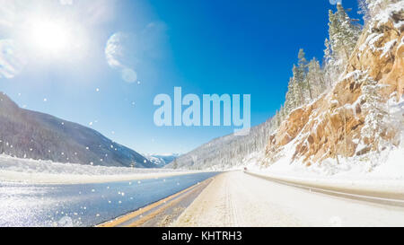 POV point of view - die Fahrt in die Berge nach Schnee Sturm. Stockfoto