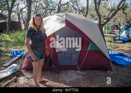 Rockport, Texas - Familien, die ihr Obdach verloren haben durch den Wirbelsturm Harvey lebten in Zelten in den Rockport relief Camp 10 Wochen nach dem Sturm South Texas Stockfoto