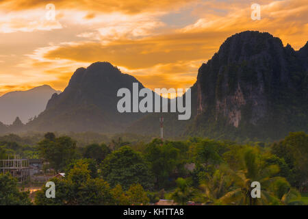 Aussichtspunkt und schönen Sonnenuntergang in Vang Vieng, Laos. Stockfoto