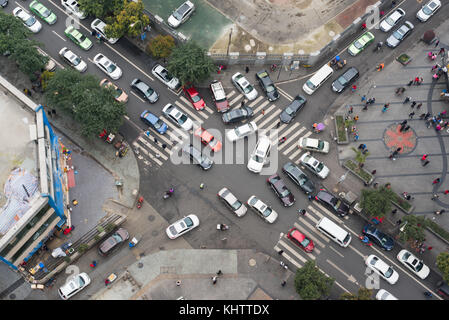 Verkehrslärm in einem kleinen Straßen Kreuzung vertikale Ansicht Stockfoto