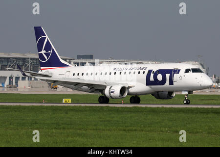 Stuttgart, Deutschland - Sommer 2017: Eine embraer Flugzeug am Flughafen Stuttgart Stockfoto