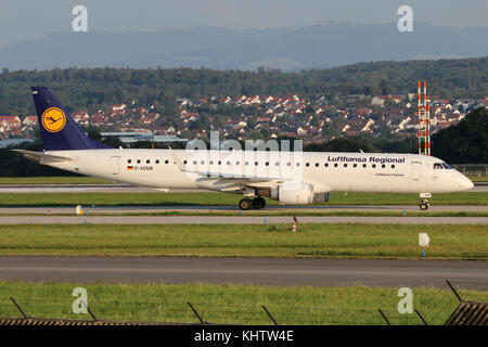 Stuttgart, Deutschland - Sommer 2017: Eine embraer Flugzeug am Flughafen Stuttgart Stockfoto