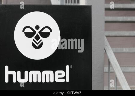 Aarhus, Dänemark - 15. Juli 2017: hummel Logo auf einer Wand. Hummel Sportswear International ist ein Unternehmen mit Sitz in Dänemark Stockfoto