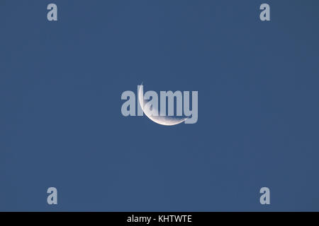 Abnehmende Mondsichel während am Abend des 15. Oktober 2017 in Sussex, England. Stockfoto