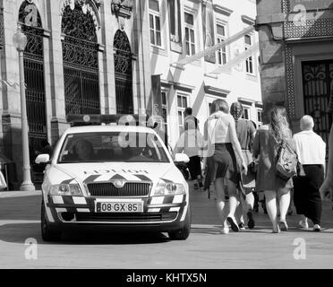 September 2017 - Skoda Octavia Polizeiauto in der portugiesischen Stadt Porto. Stockfoto