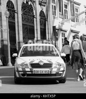 September 2017 - Skoda Octavia Polizeiauto in der portugiesischen Stadt Porto. Stockfoto