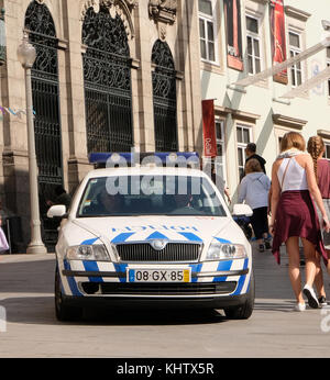 September 2017 - Skoda Octavia Polizeiauto in der portugiesischen Stadt Porto. Stockfoto