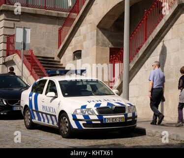 September 2017 - Polizei Auto in der portugiesischen Stadt Porto. Stockfoto