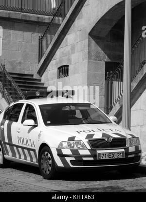 September 2017 - Skoda Octavia Polizeiauto in der portugiesischen Stadt Porto. Stockfoto