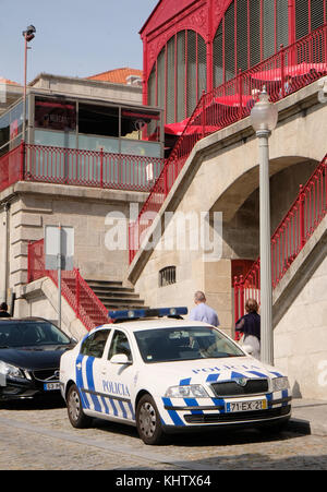 September 2017 - Skoda Octavia Polizeiauto in der portugiesischen Stadt Porto. Stockfoto