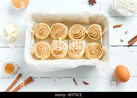 Zimtschnecken oder cinnabon, selbstgemachtes Rezept Rohteig Vorbereitung süß traditionell Dessert Gebäck Gebäck essen. Essen ingridients für Zimtrollen, Fla Stockfoto