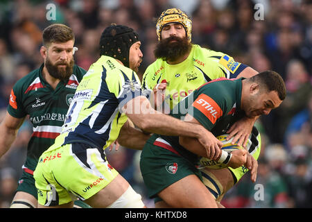 Ellis Genge von Leicester Tigers wird von Bryn Evans von Sale Sharks und Josh Strauss während des Premiership-Spiels von Aviva in der Welford Road, Leicester, angegangen. Stockfoto