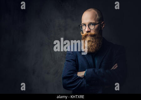 Rothaarige bärtige Mann im Anzug. Stockfoto