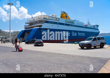 Fähre von Blue Star Ferries am neuen Hafen von Mykonos-Stadt, Mykonos, Kykladen, Ägäis, Griechenland Stockfoto