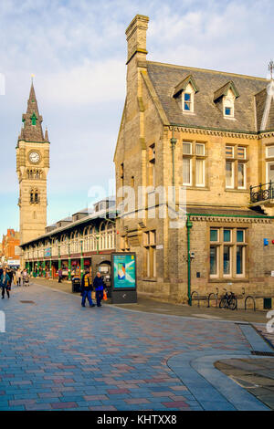 Victorian überdachte Markt und Clock Tower West Row Darlington Co. Durham UK Stockfoto