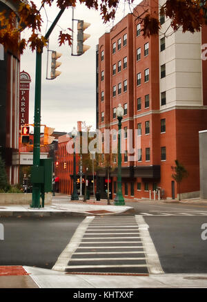 In Syracuse, New York, USA, 18. November 2017. Ausblick hinunter clinton Street in Richtung Waffenkammer Square an einem bewölkten Tag in der Innenstadt von Syracuse, New York Stockfoto