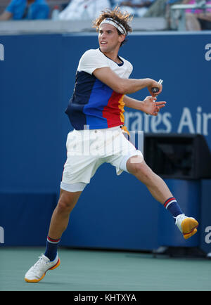 Der österreichische Tennisspieler DOMINIC THIEM (AUT) spielt bei der US Open 2017 Tennis Championship, New York City, New York, Vorhand-Schuss Stockfoto