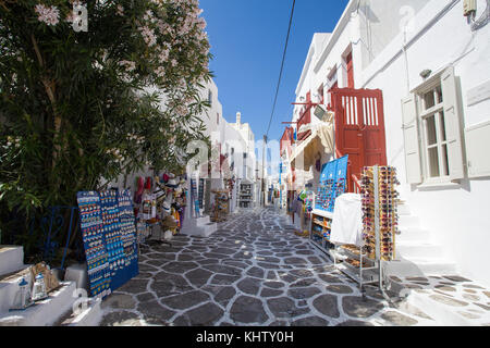 Souvenir Geschaefte in einer Gasse, Mykonos-Stadt, Mykonos, Kykladen, aegaeis, Griechenland, Mittelmeer, Europa | Souvenirläden in einer Gasse von Mykonos Stockfoto