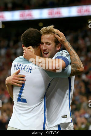 Harry Kane von England feiert Zählen mit Kyle Walker während der FIFA World Cup Qualifier Match zwischen England und Slowenien im Wembley Stadion in London. 05 Okt 2017 *** EDITORIAL NUR VERWENDEN *** Keine Merchandising. Für Fußball Bilder FA und Premier League Einschränkungen Inc. kein Internet/Mobile Nutzung ohne fapl Lizenz - für Details Kontakt Fußball Dataco Stockfoto