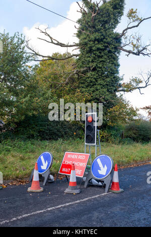 Vorübergehende Ampel bei Straßenarbeiten in Cheshire UK Stockfoto