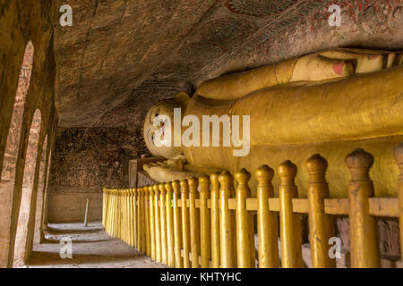 Golden liegenden Buddha Statue in Pho Win Taung Höhlen in Monywa, Mandalay. Stockfoto