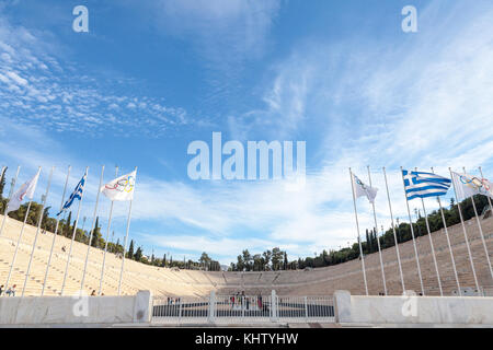 Athen, Griechenland - November 4, 2017: Eingang der panathenaic Stadion, mit der olympischen Fahne und die griechische Flagge vor. Auch bekannt als kallimarmaro Stockfoto