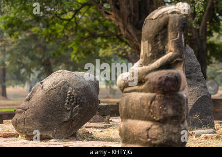 Detail der vielen kopflose Buddhas entlang einer Wand an der Tempel Wat Mahathat, Tempel der Großen Relikt, in Ayutthaya, Thailand Stockfoto