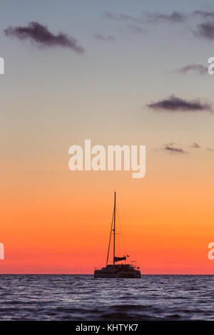 Yacht im Meer bei Sonnenuntergang in Thailand Stockfoto