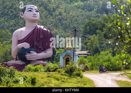 Riesige burmesischen Mönch Statue in der Nähe der Statue zu gewinnen sein Taw Ya, der größten Liegenden Buddha Image in der Welt, in Kyauktalon Taung, in der Nähe von Mawlamyine, Myanm Stockfoto
