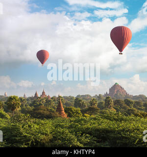 Luftballons über buddhistische Tempel bei Sonnenaufgang in Bagan, Myanmar. Stockfoto