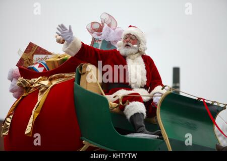 Nov 14, 2017 - Oakville, auf: der Mensch als Santa Claus winkend auf die Masse an einem santa claus Parade angezogen Stockfoto