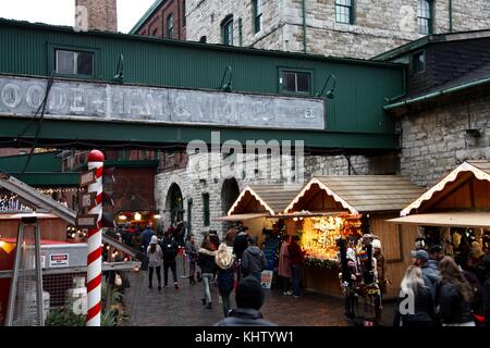 Leute einkaufen am Markt an der Toronto Weihnachtsmarkt Abschaltdruck Stockfoto