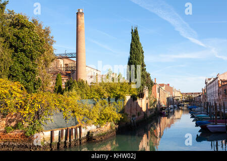 Konvertiert die industrielle Architektur auf dem Rio di San Biagio canal auf der Insel Giudecca, Venedig, Italien bei Sonnenuntergang mit Reflexionen auf dem Wasser Stockfoto