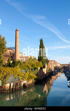 Konvertiert die industrielle Architektur, Giudecca, Venedig, Italien bei Sonnenuntergang auf einer ruhigen Kanal von Rio di San Biagio Stockfoto