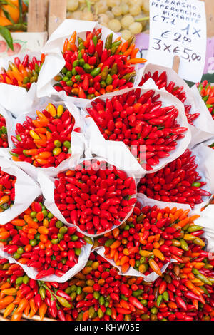 Blumensträuße frisch red hot chili peppers oder Peperoncini auf Verkauf an der Rialto Markt, Venedig, Italien angezeigt. Lokale oder regionale Produkte in Sant'Erasm gewachsen Stockfoto