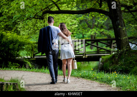 Junges Paar verliebt, Paar spazieren in einem Park, Paar Rückansicht Mann Frau in einem Garten Prag romantisches Paar spazieren Park zwei Liebhaber im Stadtpark Stockfoto