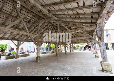 Monpazier Marktplatz mit der alten Markthalle, Département, Nouvelle - Aquitaine, Frankreich. Stockfoto