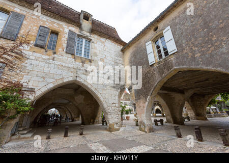 Cornières winkel Öffnungen in Monpazier Hauptplatz, Département, Nouvelle - Aquitaine, Frankreich. Stockfoto