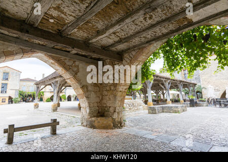 Bögen in Monpazier Hauptplatz, Département, Nouvelle - Aquitaine, Frankreich. Stockfoto