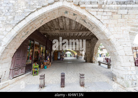 Bögen in Monpazier Hauptplatz, Département, Nouvelle - Aquitaine, Frankreich. Stockfoto