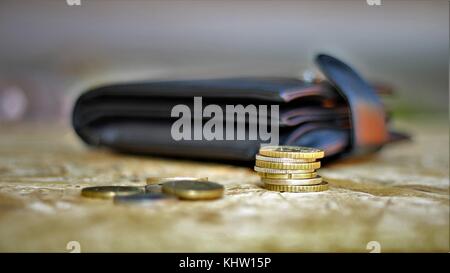 Brieftasche auf Holztisch mit Bargeld Stockfoto