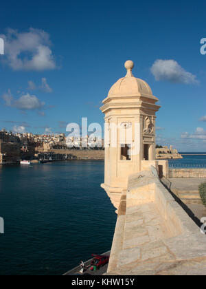 Sentrybox am Senglea Point, Grand Harbour, Malta, Europa, mit der befestigten Stadt Valletta in der Ferne. Militärarchitektur. Stockfoto