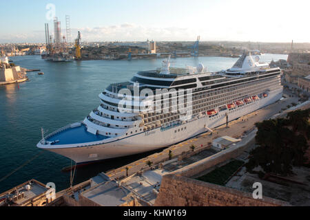 Die Oceania Cruises Schiff MS Marina im Malta Grand Harbour Stockfoto