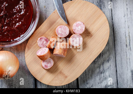 Zutaten für die Zubereitung von deutschen Currywurst mit Currysauce bereit. Deutsche Küche. Ansicht von oben Stockfoto