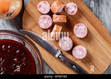 Zutaten für die Zubereitung von deutschen Currywurst mit Currysauce bereit. Deutsche Küche. Ansicht von oben Stockfoto