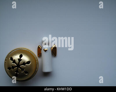 Weißer Keramik Engel mit Weihnachten Dekoration Stockfoto